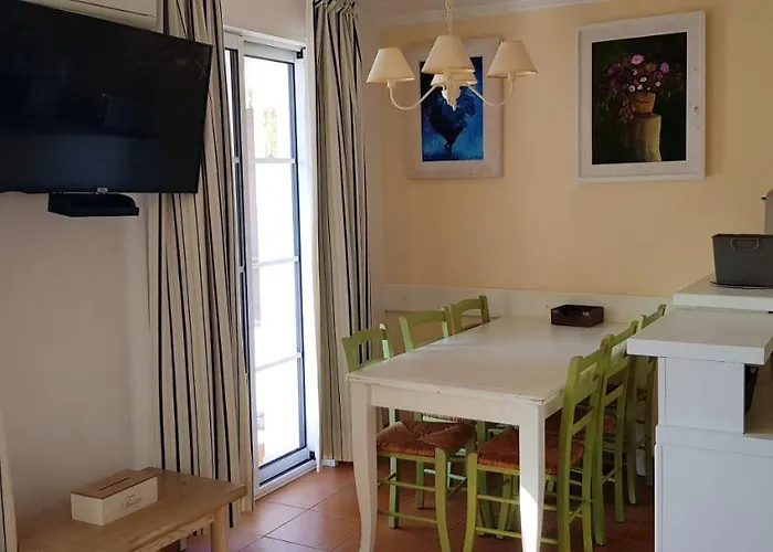 Moderne A Saint-raphael Avec Piscine Partagee